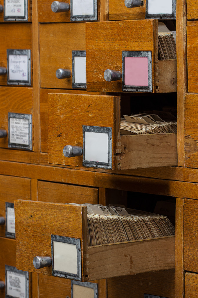 Antiguo catálogo de tarjetas de madera con cajón abierto
 - Foto, imagen