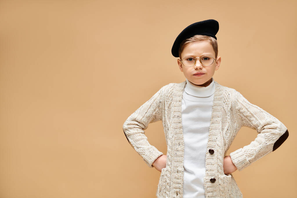 Un niño con un suéter blanco y un sombrero negro. - Foto, Imagen