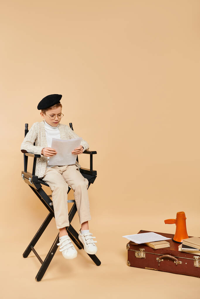 Junge sitzt, vertieft in die Lektüre eines Zettels Papier. - Foto, Bild