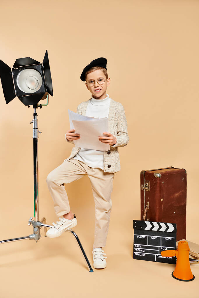 Niño preescolar en traje de director de cine sosteniendo guion. - Foto, imagen