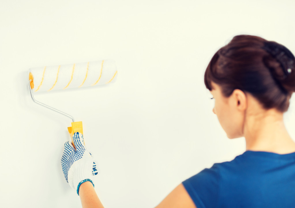 žena s klecemi a malování, barvení zdi - Fotografie, Obrázek