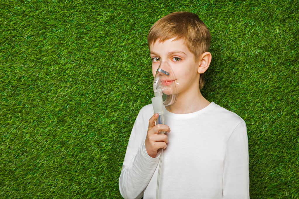 портрет мальчика, дышащего через маску ингалятора
 - Фото, изображение