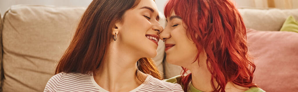 moment paisible de couple lesbien heureux avec les yeux fermés souriant à la maison, bannière de bonheur et d'amour - Photo, image