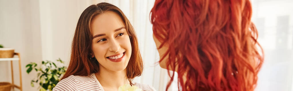 heureuse lesbienne femme regardant sa copine et souriant dans le salon, bannière horizontale - Photo, image