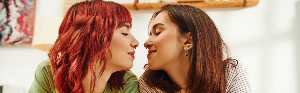 feliz pareja lesbiana va a besarse mientras tiene momento acogedor y dulce en casa, pancarta - Foto, Imagen
