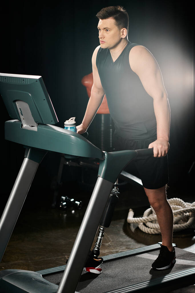 Людина з інвалідністю з протезною ногою енергійно біжить на біговій доріжці в спортзалі. - Фото, зображення