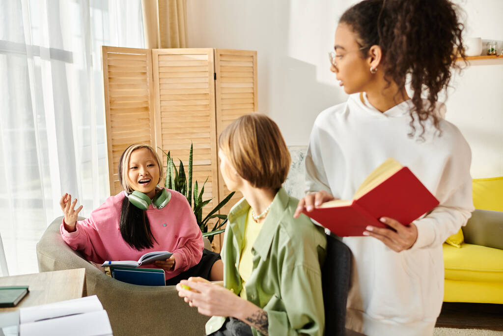 Různorodá skupina dospívajících dívek se zapojují do studia a sbližování v útulném obývacím pokoji nastavení. - Fotografie, Obrázek