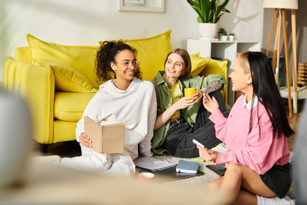 Monipuolinen ryhmä teini-ikäisiä tyttöjä harjoittaa syvällistä keskustelua istuessaan kodikkaalla sohvalla kotona.. - Valokuva, kuva
