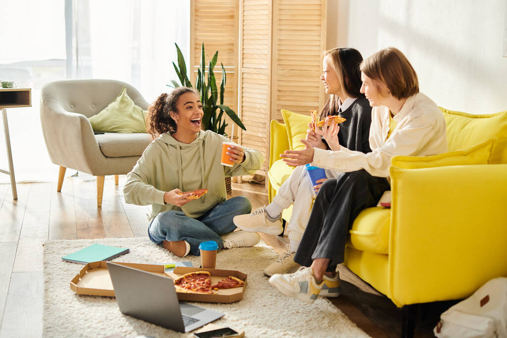 Різноманітна група дівчат-підлітків різних рас, що сидять разом у затишній вітальні, спілкуються і зв'язуються. - Фото, зображення
