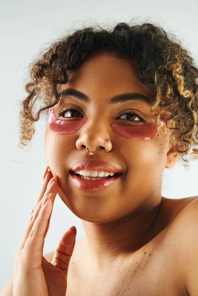 Africká americká žena s růžovým okem pásky pózující kreativně. - Fotografie, Obrázek