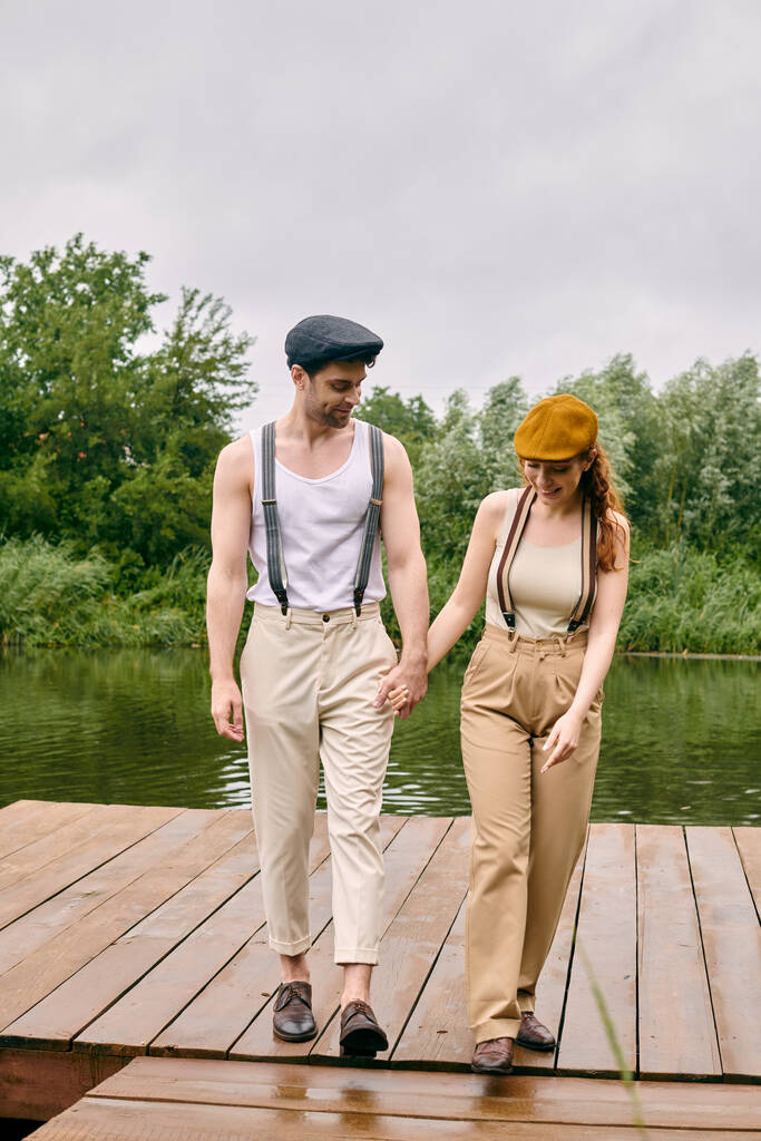Ein Mann und eine Frau genießen einen romantischen Spaziergang entlang eines Stegs in einer ruhigen grünen Parklandschaft. - Foto, Bild