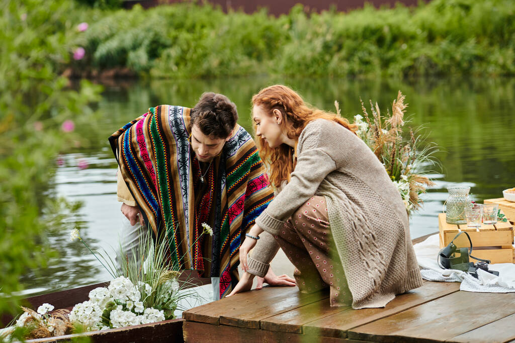 Una pareja bohemia con estilo disfrutando de un paseo en barco en un exuberante parque verde en una cita romántica. - Foto, Imagen