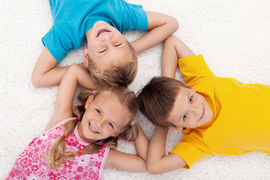 Kolme lasta makaa lattialla ympyrää
 - Valokuva, kuva