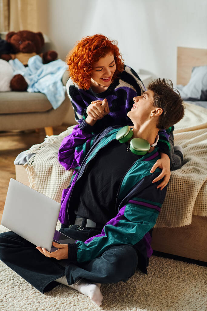 νέα αγάπη χαρούμενο ζευγάρι σε μοντέρνα ρούχα ξοδεύουν χρόνο στο laptop τους μαζί στο κρεβάτι - Φωτογραφία, εικόνα
