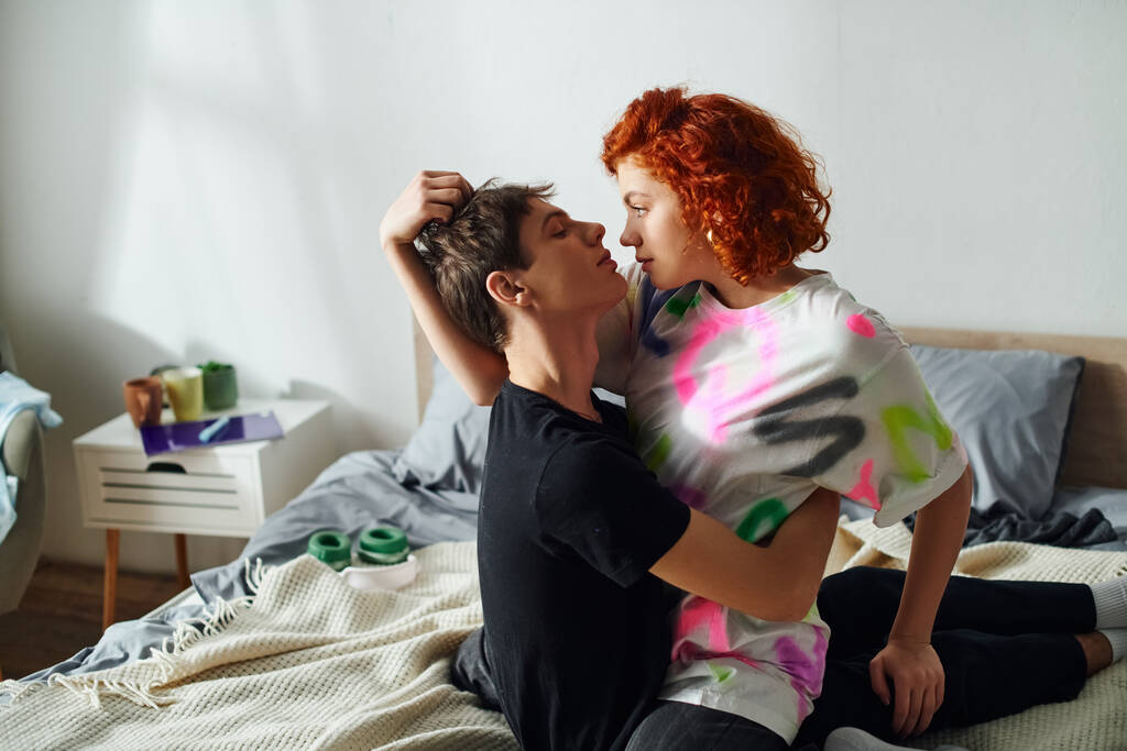 houkutteleva kuuma pari rento kodikas homewear viettää aikaa yhdessä ja halaamalla viettelevästi - Valokuva, kuva