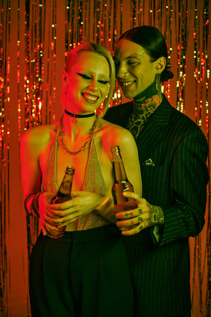 Un hombre y una mujer de pie lado a lado en una animada fiesta de rave - Foto, imagen