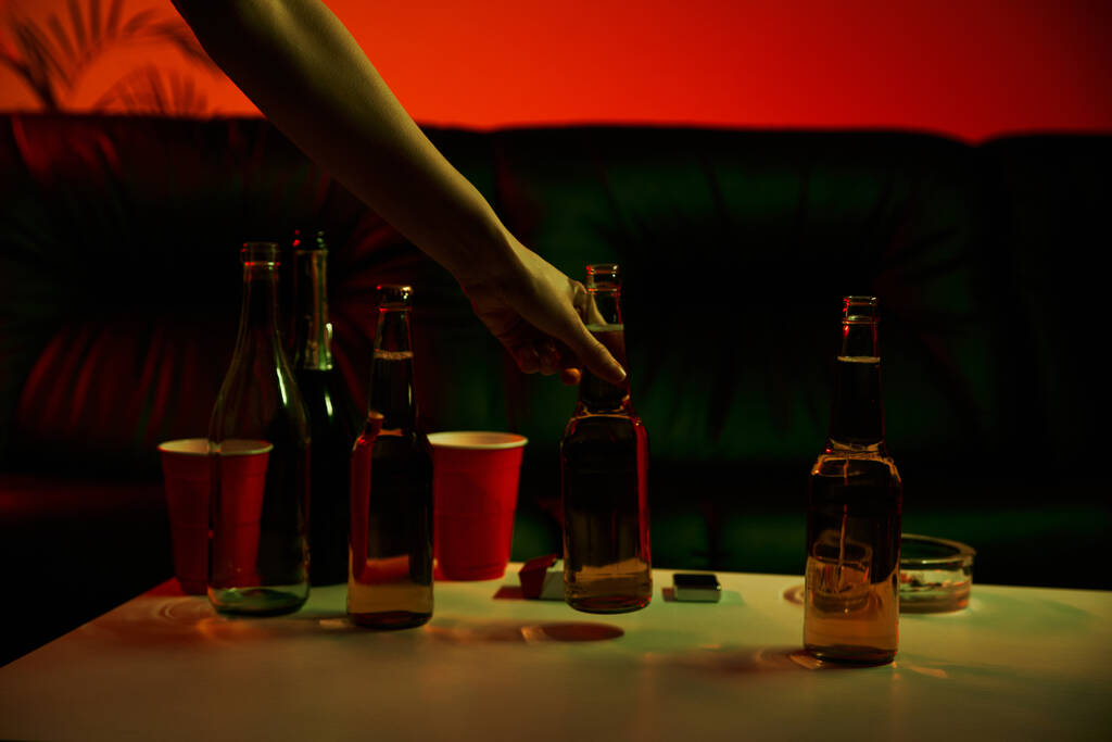 Uma pessoa que procura uma garrafa de álcool numa festa de rave - Foto, Imagem
