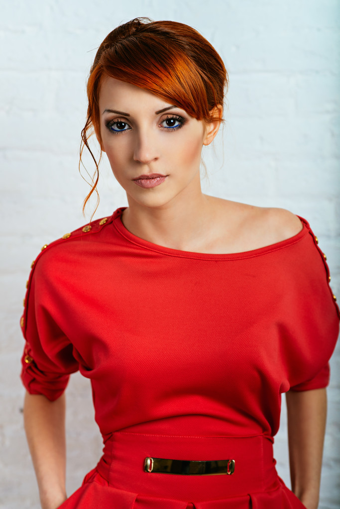 Femme posant en robe rouge
 - Photo, image