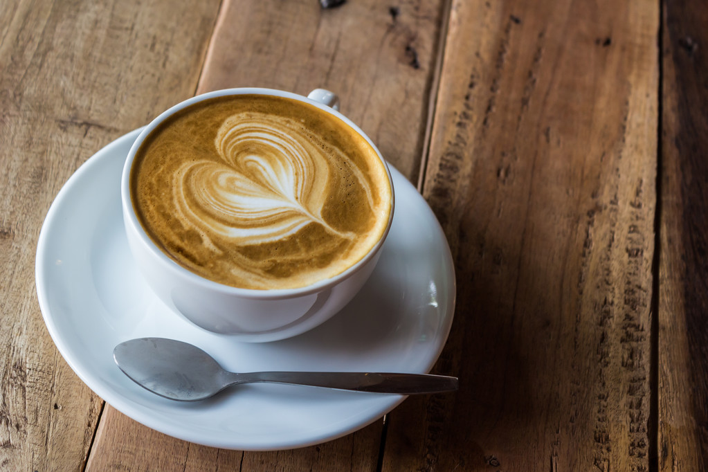 Café cappuccino ou latte sur table en bois
. - Photo, image
