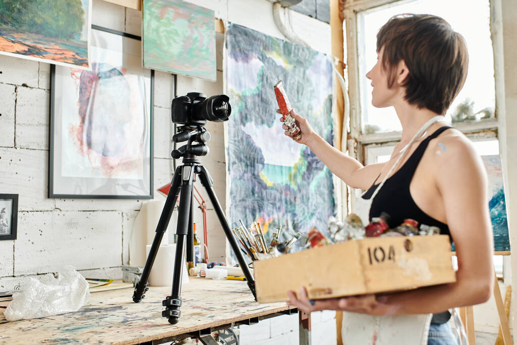 Caja de captura de mujer con pintura en la cámara. - Foto, Imagen