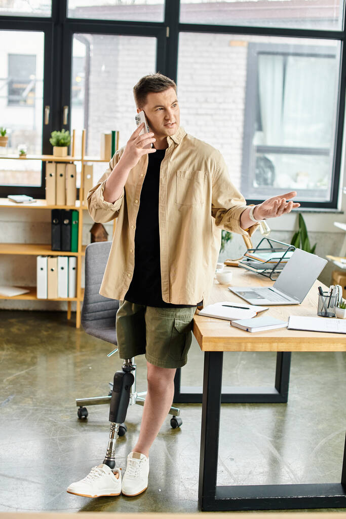 Un homme d'affaires avec une jambe prothétique travaille aux côtés d'un robot futuriste dans son bureau. - Photo, image