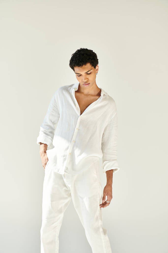 sophistiqué élégant homme afro-américain en lin chic vêtements regardant loin sur fond beige - Photo, image