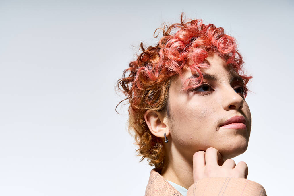 Une femme vibrante aux cheveux roux pose élégamment. - Photo, image