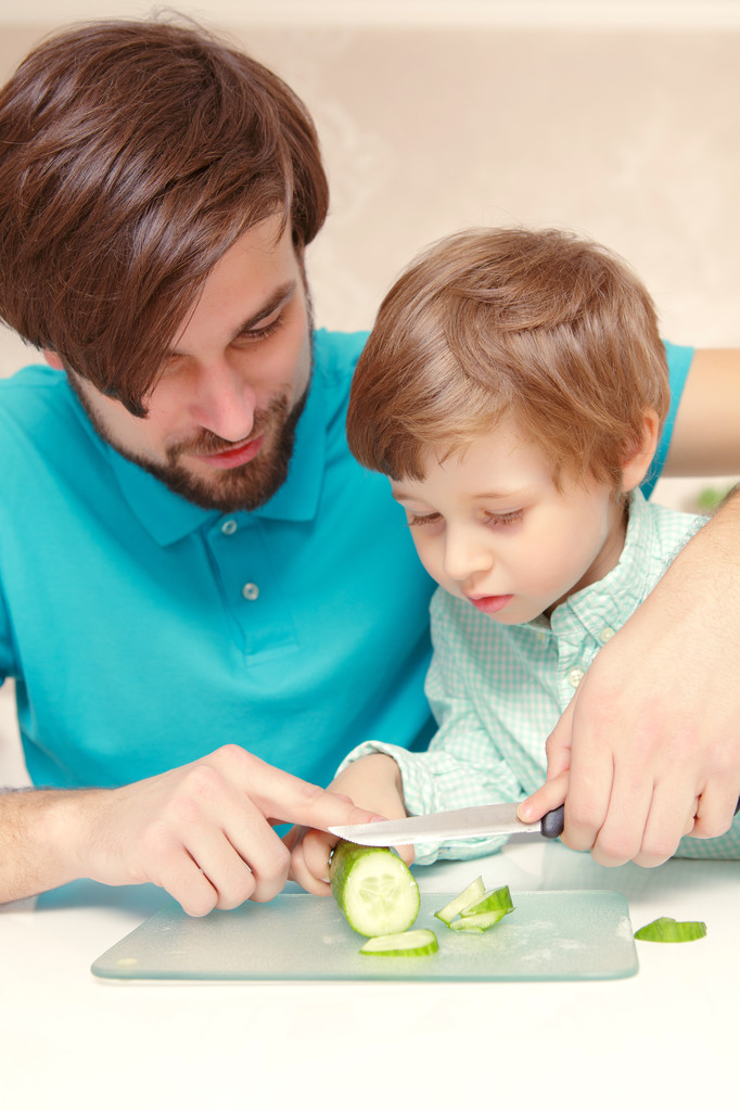 Padre cocina con su hijo
 - Foto, Imagen