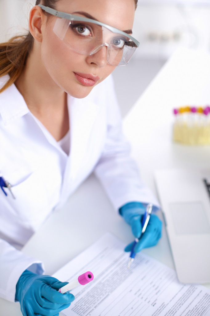 Donna ricercatrice è circondata da fiale mediche e fiaschette, isolate su sfondo bianco - Foto, immagini