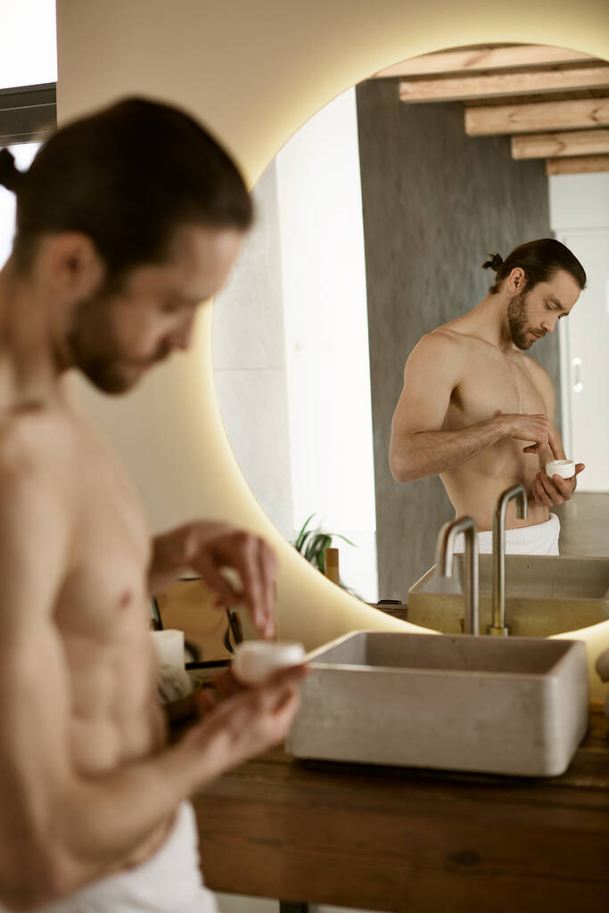 Άνδρας περιποίηση στον καθρέφτη του μπάνιου, εφαρμογή φροντίδας του δέρματος. - Φωτογραφία, εικόνα