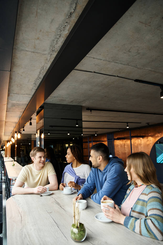 Συνάδελφοι από μια ομάδα startup συγκεντρώνονται γύρω από ένα τραπέζι σε ένα εστιατόριο, που συμμετέχουν σε μια ζωντανή συνεδρία brainstorming. - Φωτογραφία, εικόνα
