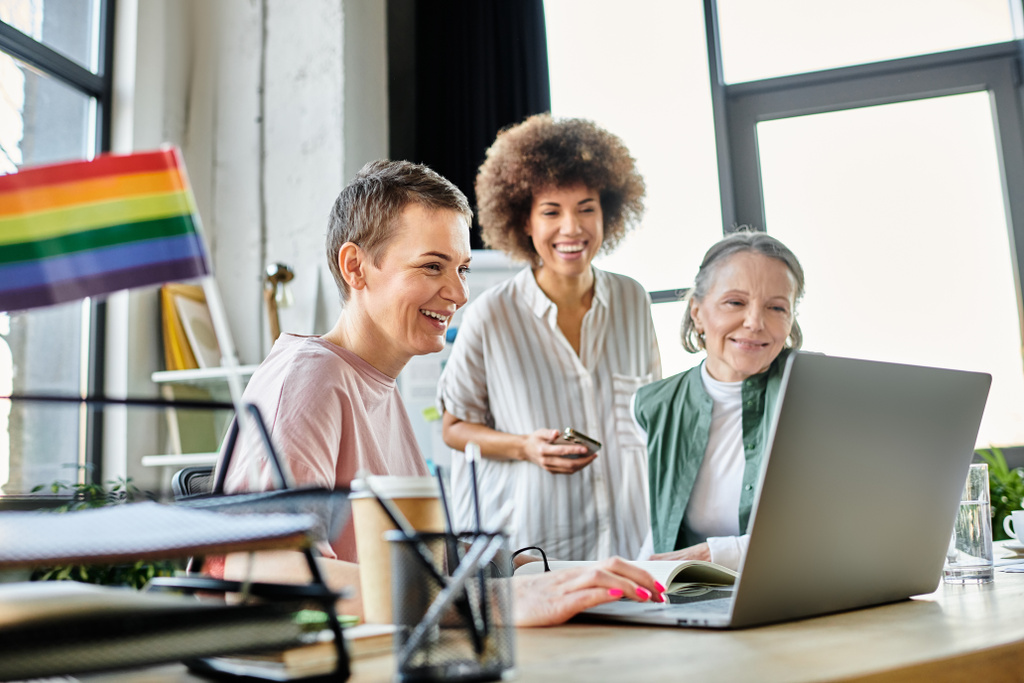 Мотивированные разнообразные деловые женщины обсуждают идеи на рабочем месте в современном офисе. - Фото, изображение