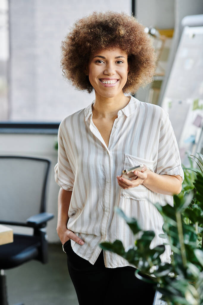 Modern bir ofis ortamında kendinden emin duran Afrikalı Amerikalı kadın.. - Fotoğraf, Görsel