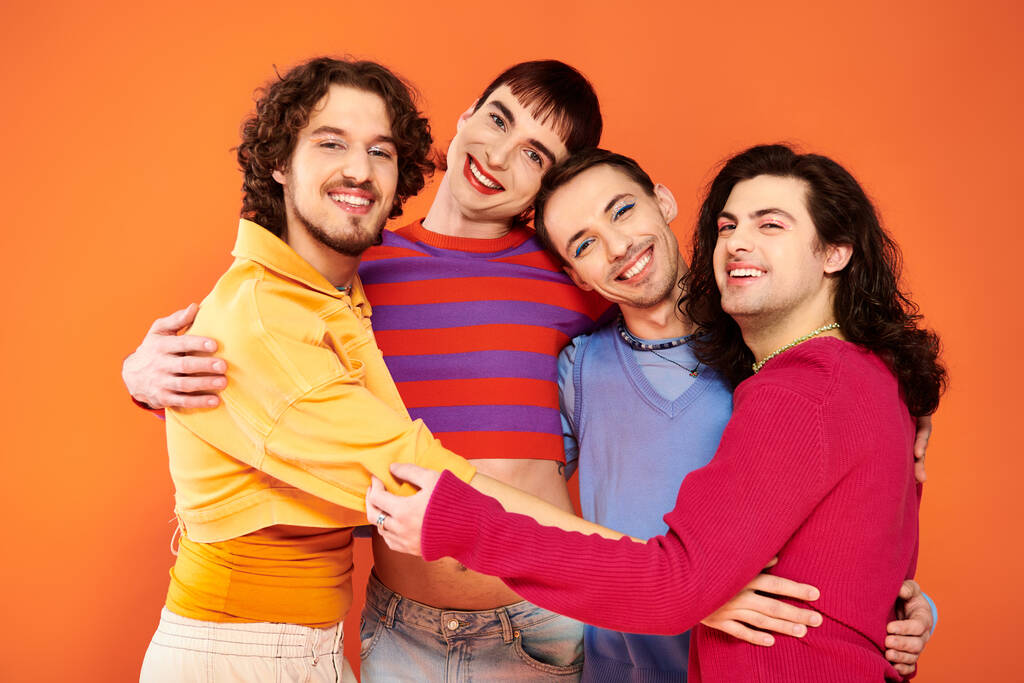 χαρούμενα debonair gay άνδρες με μακιγιάζ σε ζωντανή ενδυμασίες ποζάρουν ενεργά μαζί, μήνα υπερηφάνειας - Φωτογραφία, εικόνα