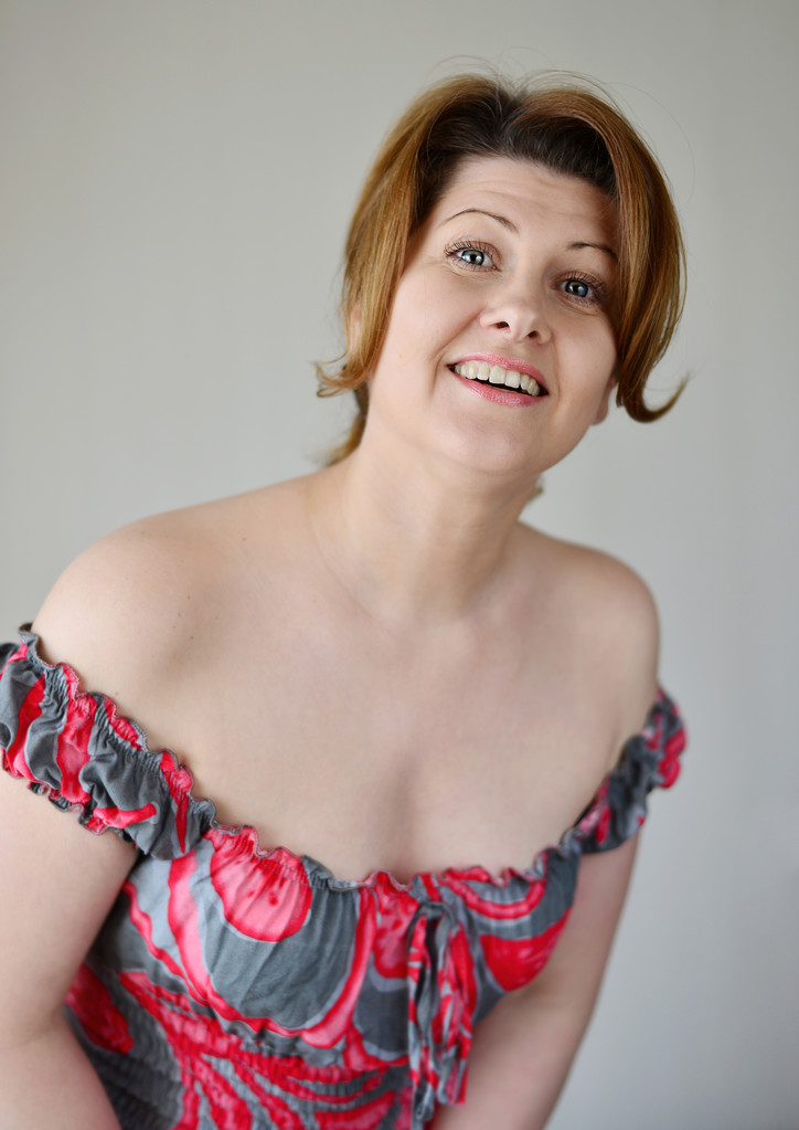 Portret van een vrouw in jurk met blote schouders - Foto, afbeelding