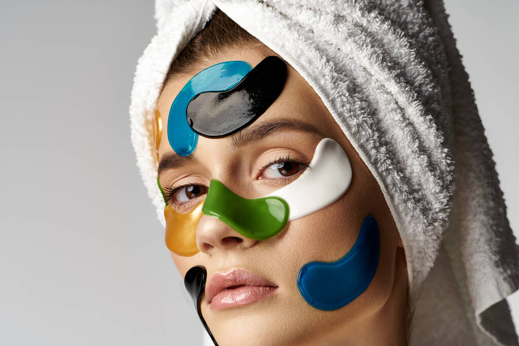 Женщина с полотенцем на голове, с повязками на лице. - Фото, изображение
