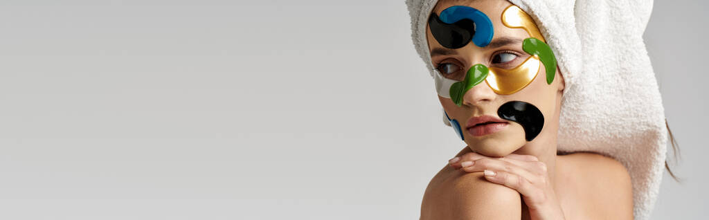 Женщина с повязками на лице, демонстрирующая творчество и артистичность в макияже. - Фото, изображение