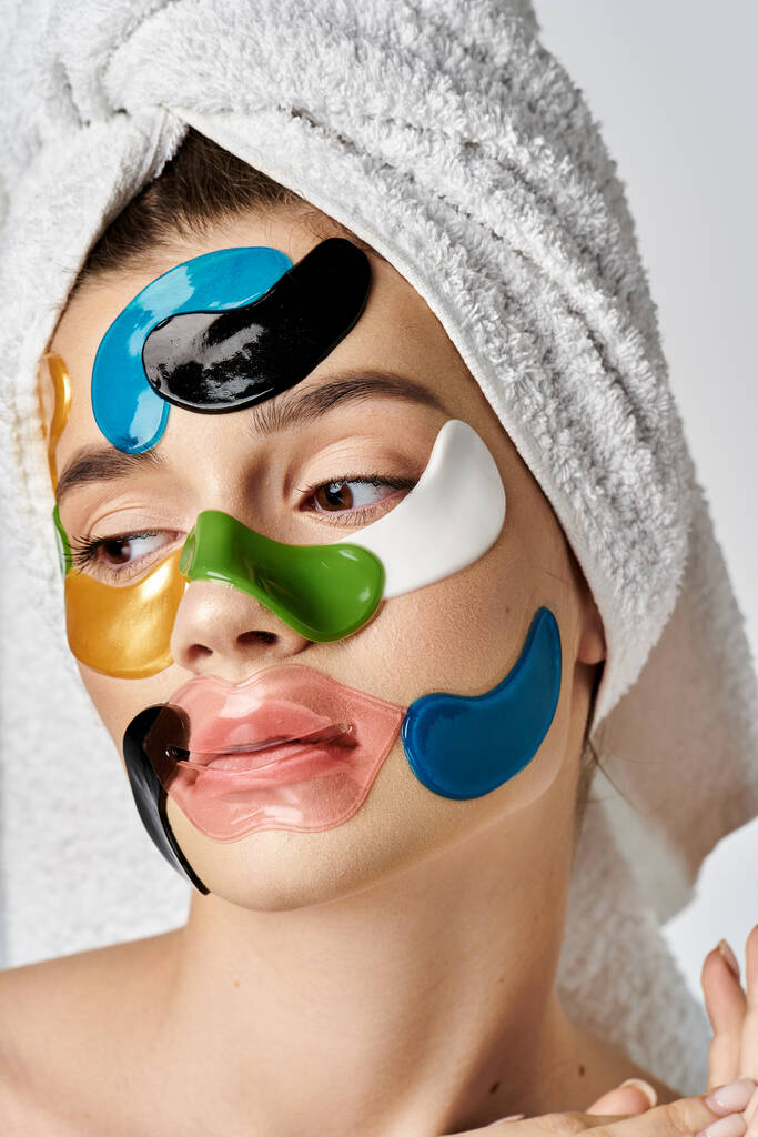 Потрясающая женщина нежно позирует с полотенцем на голове и украшены повязками на глазу. - Фото, изображение