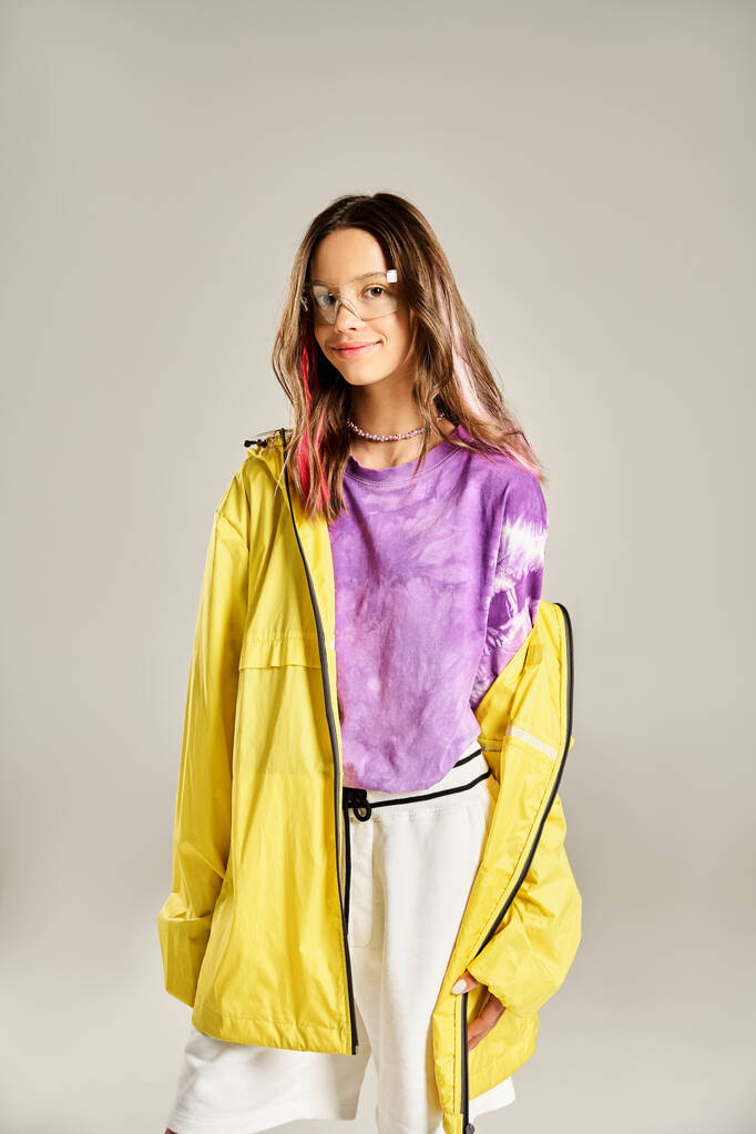 Adolescente mostrando elegancia vibrante en una chaqueta amarilla y pantalones blancos, exudando estilo y confianza. - Foto, imagen