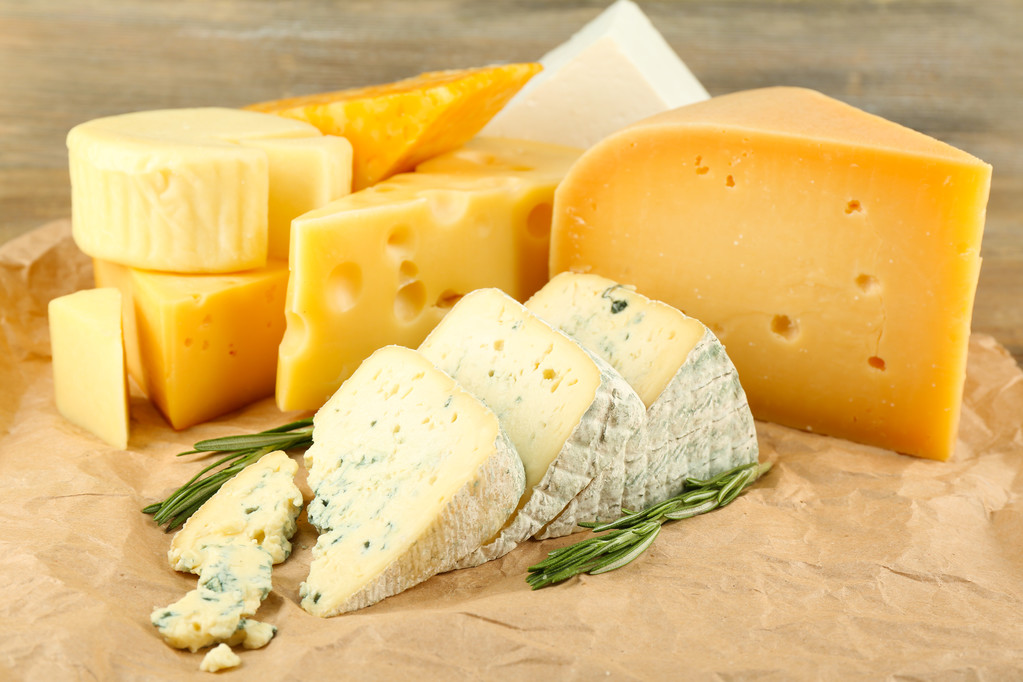 Vários tipos de queijo com alecrim na mesa de perto
 - Foto, Imagem
