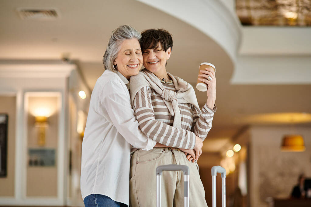 Zwei ältere lesbische Frauen stehen liebevoll zusammen. - Foto, Bild