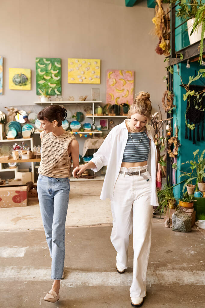 Lesbianas pareja caminar entre vibrante arte. - Foto, Imagen