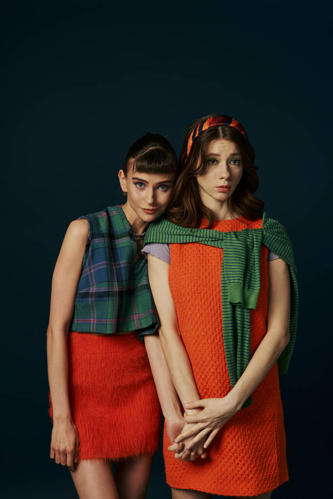 Twee vrouwen in sjaals die dicht bij elkaar staan. - Foto, afbeelding