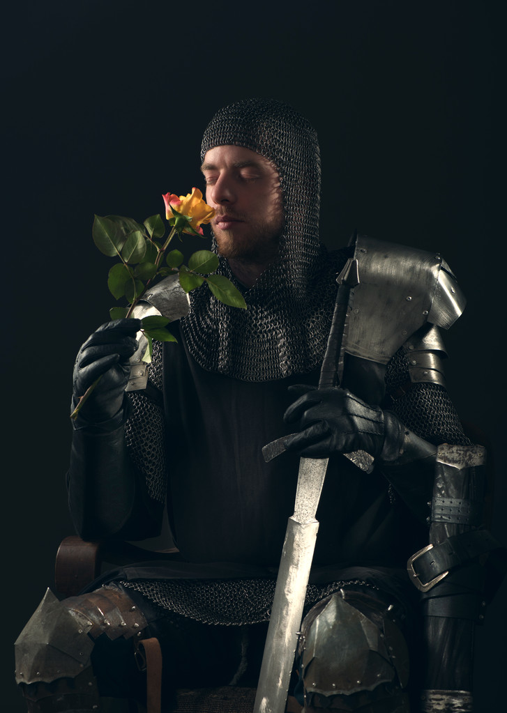 alter Ritter, der gelbe Rose riecht - Foto, Bild
