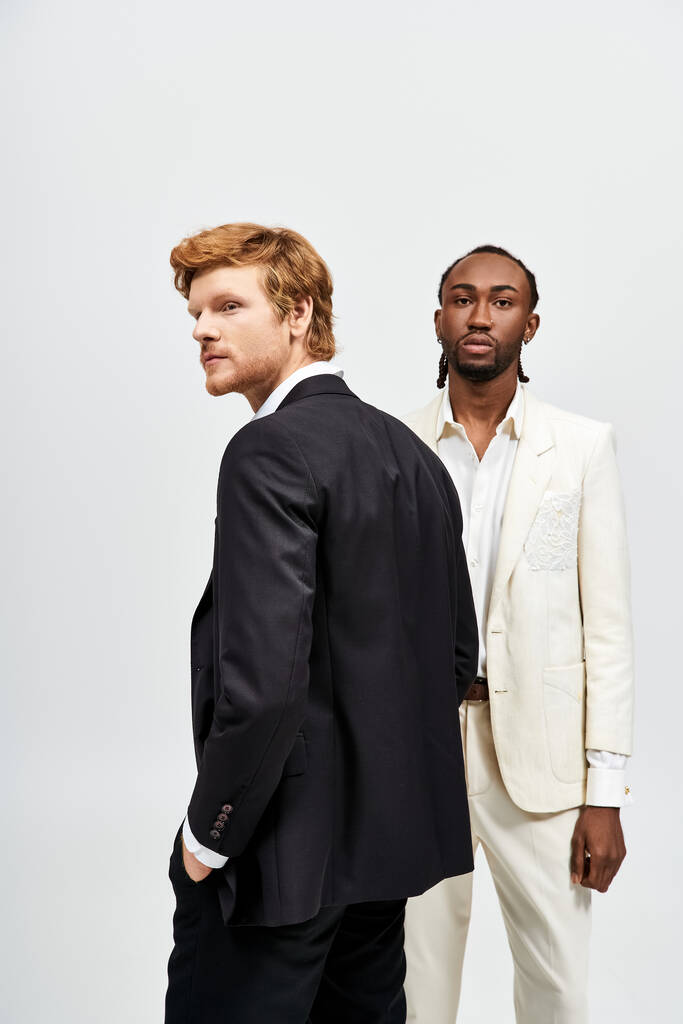 Dva elegantní multikulturní muži v oblecích stojící bok po boku. - Fotografie, Obrázek