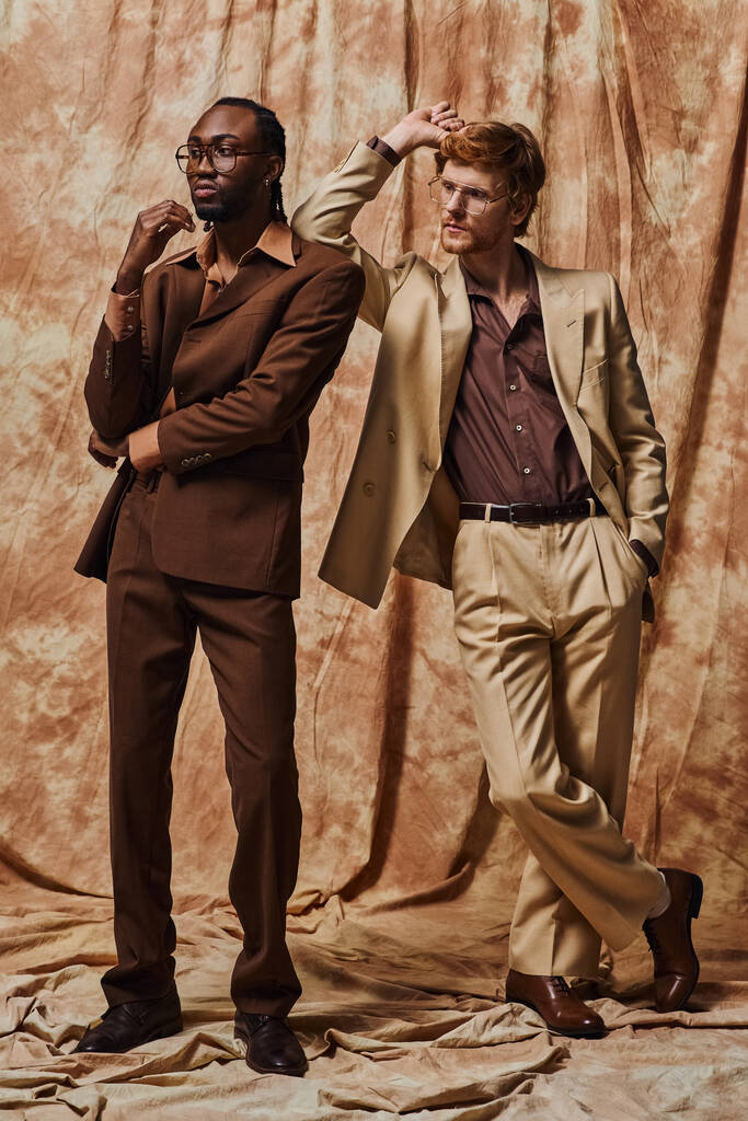 Deux hommes dapper se tiennent élégamment côte à côte devant un rideau de luxe. - Photo, image