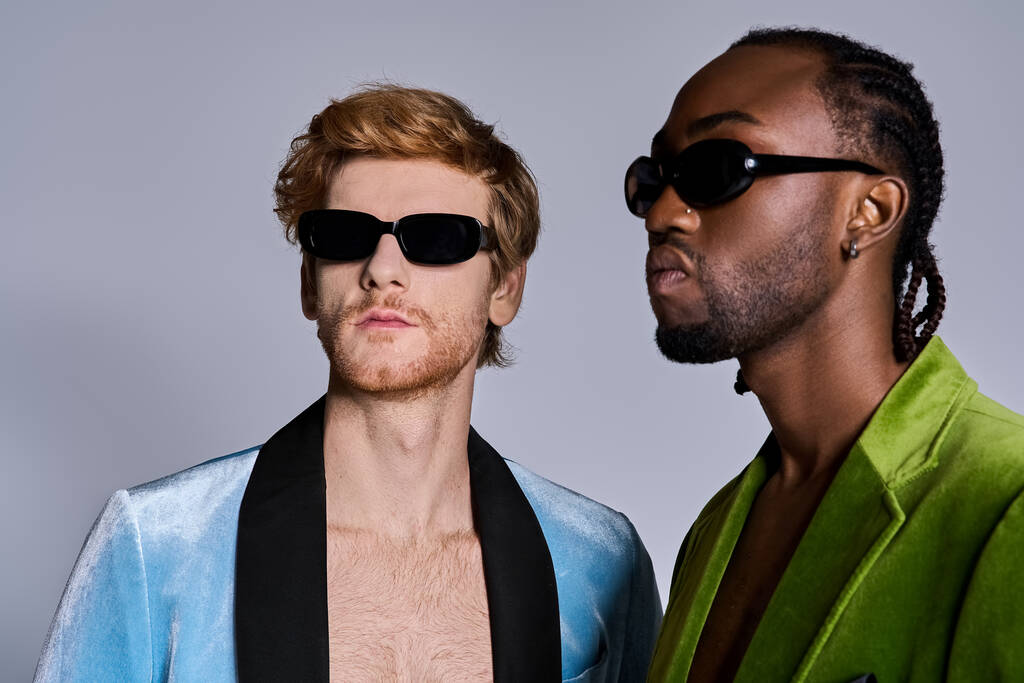 Dos hombres multiculturales con gafas de sol posan uno al lado del otro. - Foto, imagen