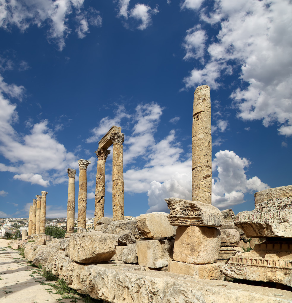 Romeinse ruïnes in de Jordaanse stad jerash (gerasa uit de oudheid), hoofdstad en grootste stad van het gouvernement jerash, jordan - Foto, afbeelding