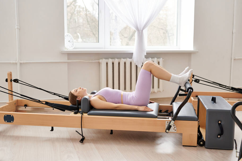 Una mujer deportista haciendo ejercicio pacíficamente en una habitación serena. - Foto, Imagen