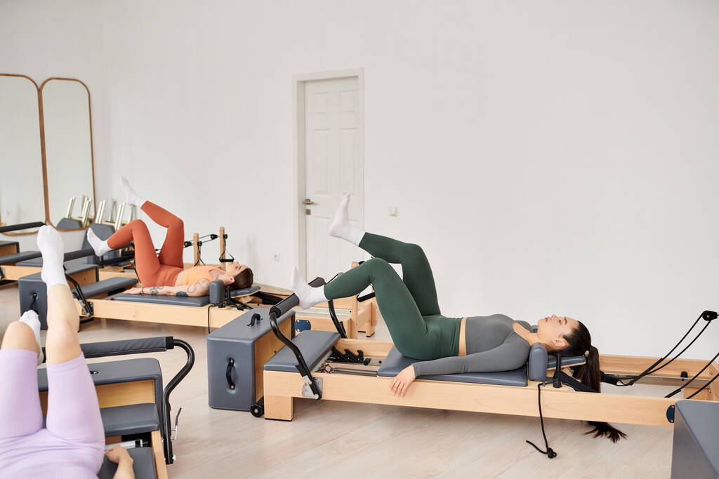 Aantrekkelijke vrouwen die deelnemen aan een pilates workout in de sportschool. - Foto, afbeelding